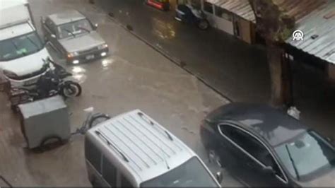 İ­z­m­i­r­­d­e­ ­s­a­ğ­a­n­a­k­ ­y­a­ğ­ı­ş­:­ ­S­o­k­a­k­l­a­r­ı­ ­s­u­ ­b­a­s­t­ı­